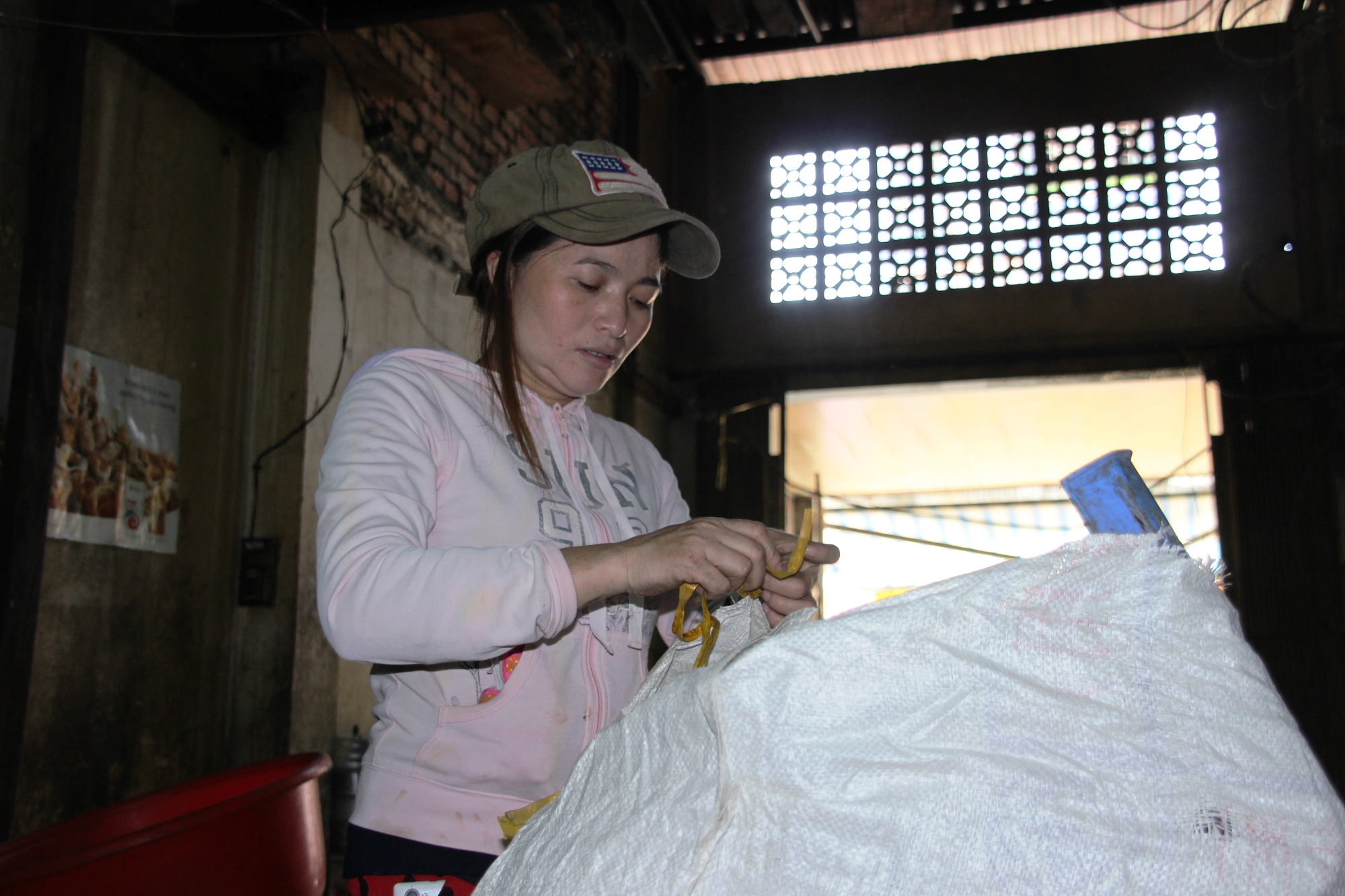 Mặc d&ugrave; hết hạn th&ocirc;ng b&aacute;o t&igrave;m chủ nh&acirc;n, nhưng hơn nửa th&aacute;ng nay chị ve chai &Aacute;nh Hồng vẫn chưa nhận được tiền - Ảnh: L.Phong