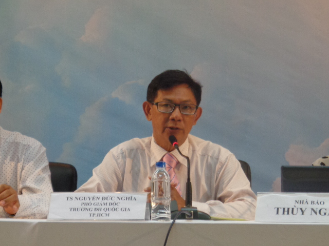 TS Nguyễn Đức Nghĩa - Ph&oacute; Gi&aacute;m đốc ĐHQG TP HCM tại buổi tư vấn.