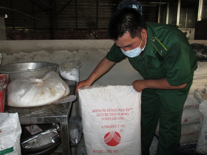 4. Cơ sở sử dụng chất bảo quản c&oacute; t&ecirc;n Sodium Benzoate do Trung Quốc sản xuất để chống mốc cho b&ograve; vi&ecirc;n. Đ&acirc;y l&agrave; chất cấm d&ugrave;ng trong thực phẩm chế biến sử dụng nguy&ecirc;n liệu thịt.

Cơ sở sử dụng chất bảo quản c&oacute; t&ecirc;n Sodium Benzoate do Trung Quốc sản xuất để chống mốc cho b&ograve; vi&ecirc;n. Đ&acirc;y l&agrave; chất cấm d&ugrave;ng trong thực phẩm chế biến sử dụng nguy&ecirc;n liệu thịt.