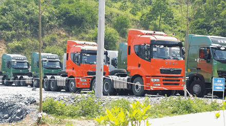 Xe tải Trung Quốc gắn còi hơi ồ ạt thông quan