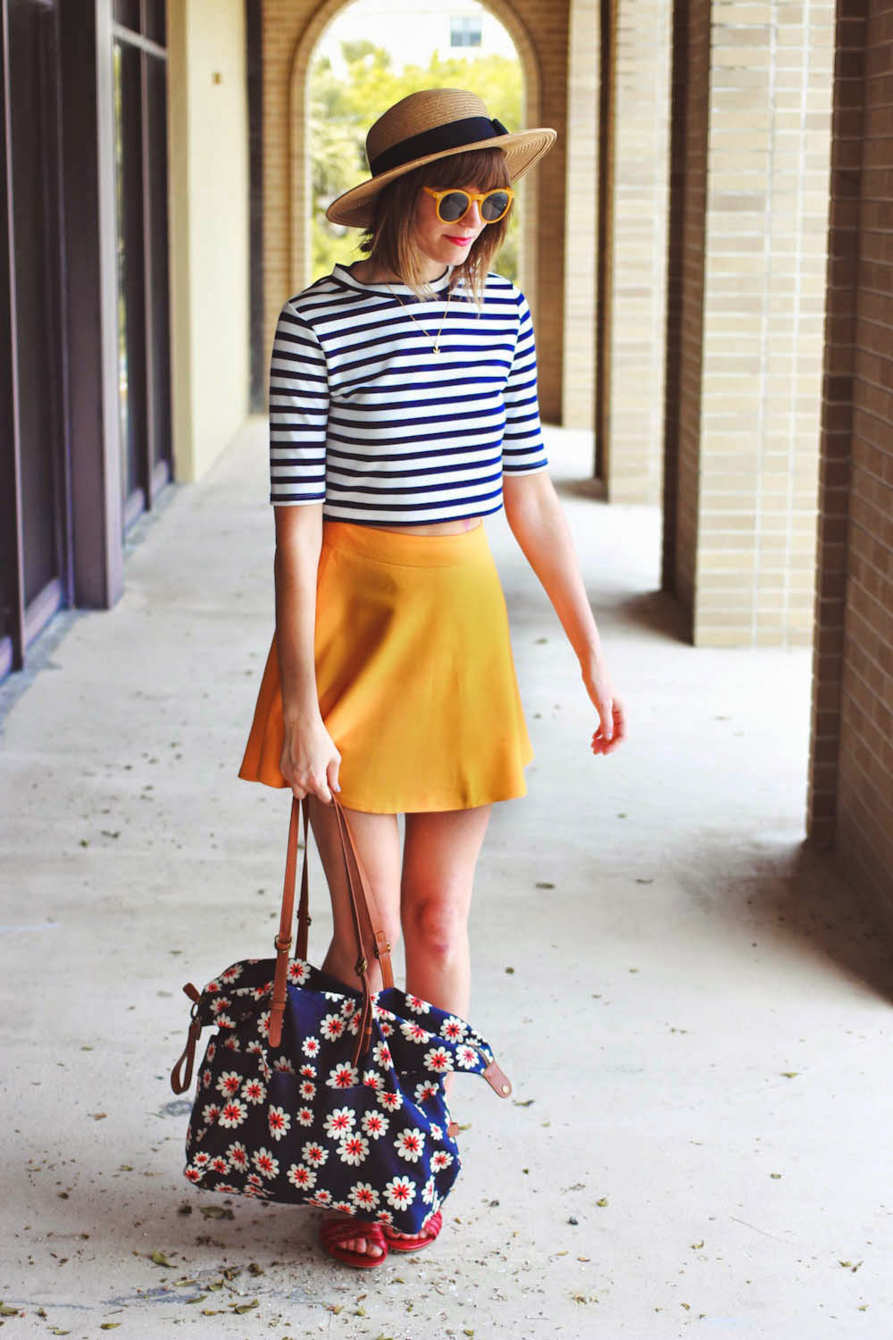 Một chiếc v&aacute;y cam với &aacute;o crop-top kẻ sọc l&agrave; c&aacute;ch kết hợp kinh điển nhất. Ảnh: Nymag
