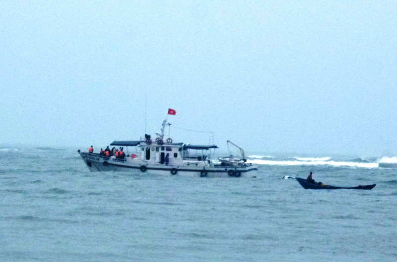 T&agrave;u kiểm ngư c&ugrave;ng hai ca n&ocirc; đang tiếp cận hiện trường t&agrave;u c&aacute; gặp nạn