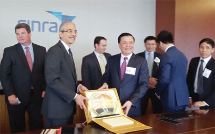 Tổng giám đốc Nasdaq Robert Greifeld rất vui khi nhận bức chân dung vẽ bằng cát từ Bộ trưởng Đinh Tiến Dũng