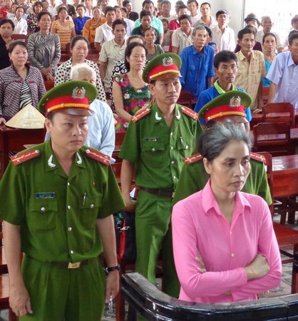 Phóng hỏa giết người vì tranh giành đất và...tiền chính sách