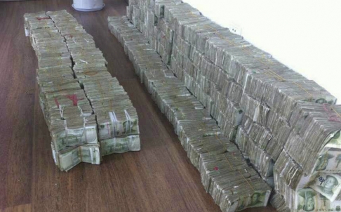 Vác núi tiền lẻ đi mua siêu xe, cửa hàng ô tô tá hỏa