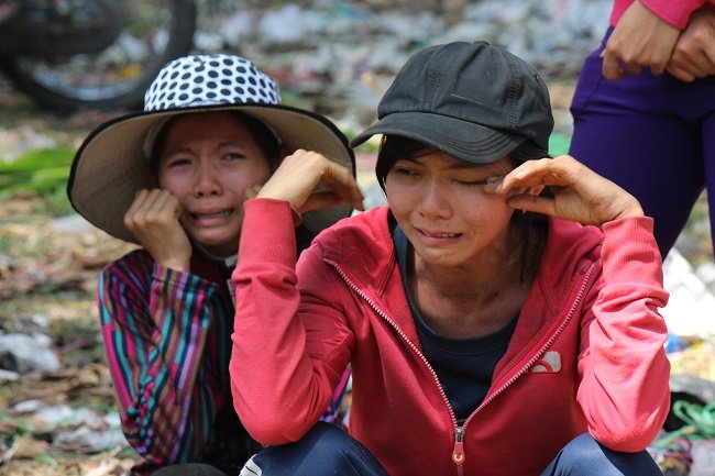 Nước mắt của c&aacute;c nh&agrave; vườn cũng l&agrave; những người b&aacute;n hoa tại chợ hoa C&ocirc;ng vi&ecirc;n 23/9 trưa nay, 18-2 khi hết thời gian được b&aacute;n hoa tại chợ n&agrave;y