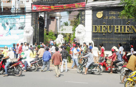 Người d&acirc;n địa phương rất quan t&acirc;m tới vụ nợ nần của Bianfishco (năm 2012)