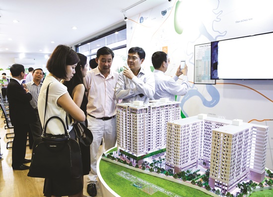 Với người nghèo, việc mua được một căn hộ giá rẻ cũng là một ước mơ lớn. Ảnh: Mạnh Tùng