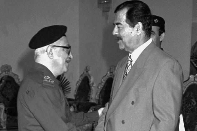 Tariq Aziz (tr&aacute;i) l&agrave; một trong những người trung th&agrave;nh nhất với Saddam Hussein. Ảnh: AP