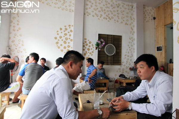Người S&agrave;i G&ograve;n ngồi qu&aacute;n 1