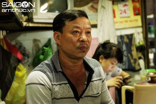 Ly kỳ quán cà phê bọt được phụ nữ mê mẩn ở chợ Vinh