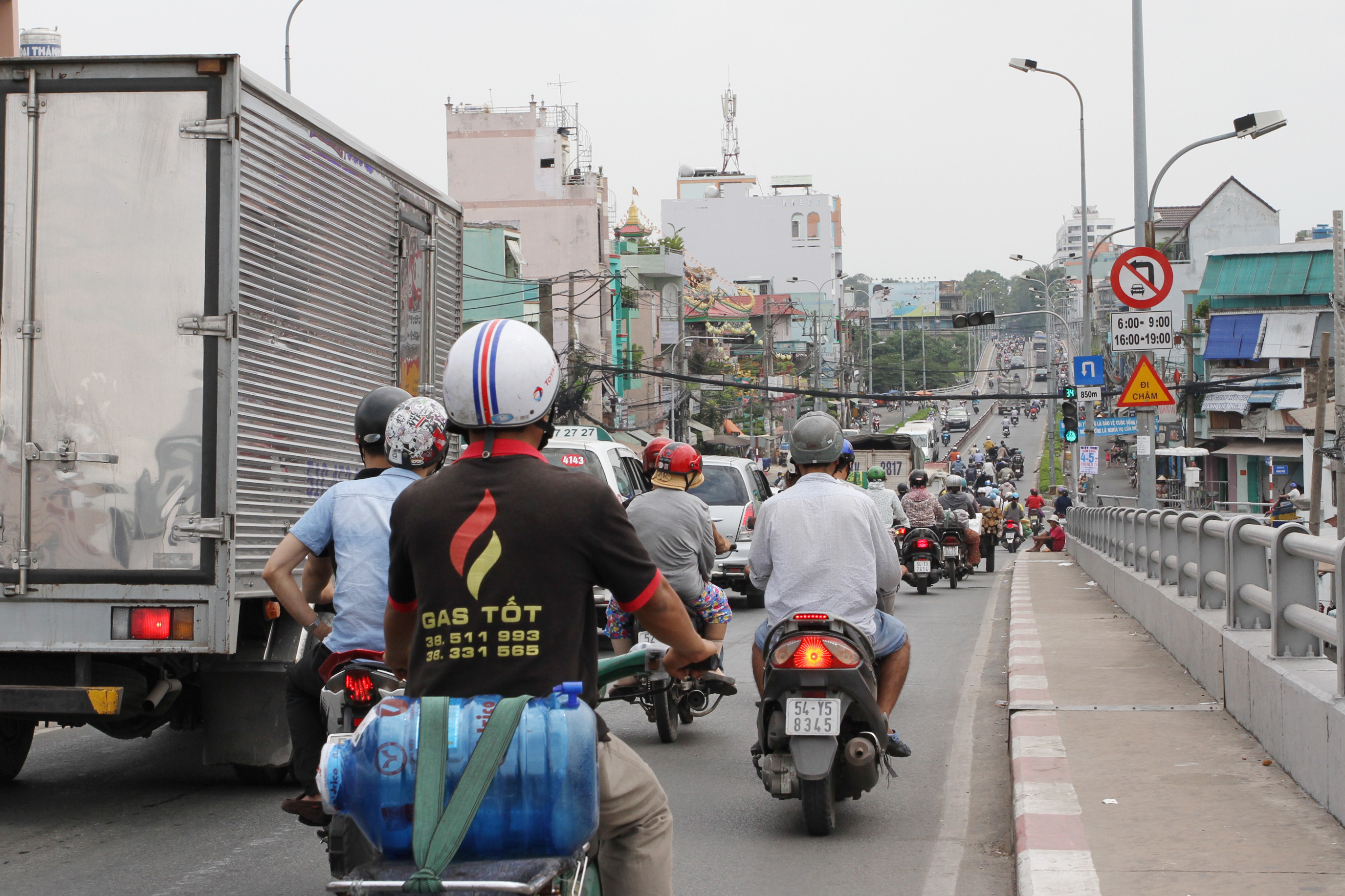 Dưới chân cầu Chánh Hưng (Q.8) là trụ đèn tín hiệu giao thông nên xe cộ phải dừng ngay trên cầu để chờ đèn đỏ. Tại đây, do lượng xe dừng chờ đèn đỏ trên cầu nhiều nên thường xuyên xảy ra ùn ứ. Vào giờ cao điểm, hàng trăm xe máy, ôtô và xe buýt phải dừng xe kín chỗ trên cầu