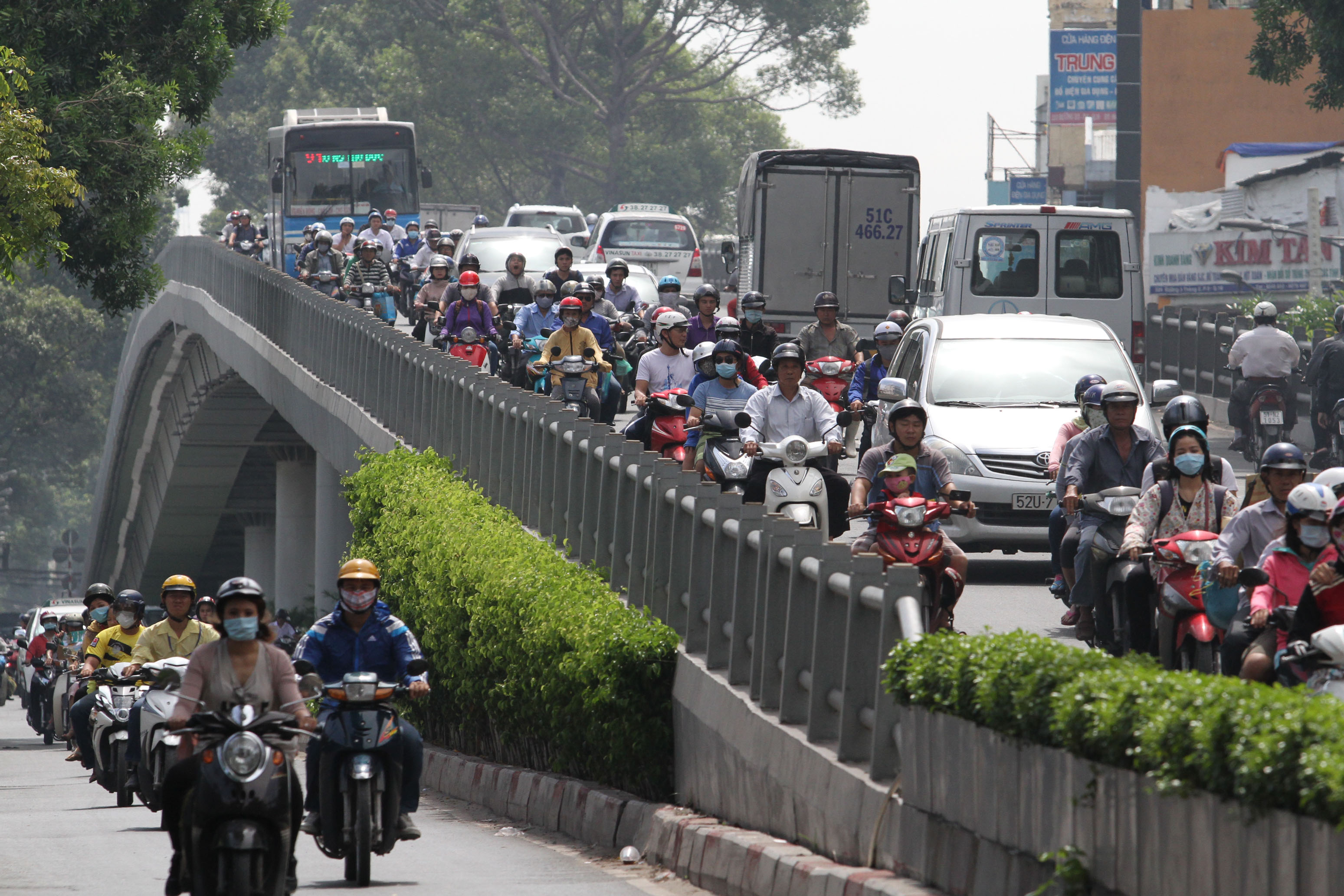 Cầu vượt th&eacute;p tr&ecirc;n đường Ba Th&aacute;ng Hai c&oacute; th&agrave;nh cầu kh&aacute; thấp