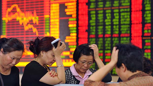 Nỗi thất vọng tr&ecirc;n gương mặt c&aacute;c nh&agrave; đầu tư chứng kho&aacute;n Trung Quốc. Ảnh: AP