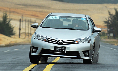 Corolla-Altis-2014-12-1371-1438074011.jp