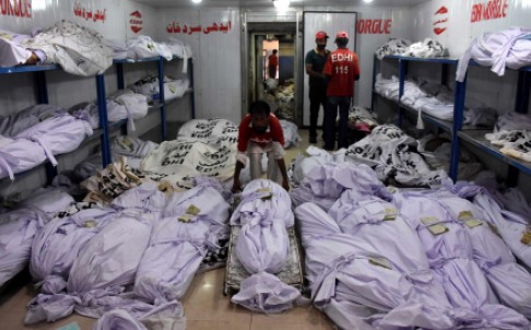 Rescue workers move the bodies of the victims of heatwave at a mortuary in Karachi. Photo: EPA