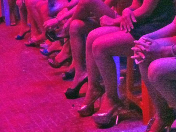 Nhiều người chọn cách làm gái quán karaoke để kiếm sống