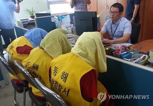 Các nghi phạm người Indonesia tại cơ quan cảnh sát Hàn Quốc. Ảnh: Yonhap