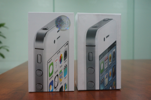 Bên trái là hộp đựng của một chiếc iPhone 4S 16GB mua bên ngoài, hình in trên vỏ hộp khác với hàng chính hãng. Máy mới bóc hộp đã bị dính bẩn ở màng loa, linh kiện bên trong như bảng mạch hay màn hình bị dính dấu vân tay. Ảnh: Thanh Viên.