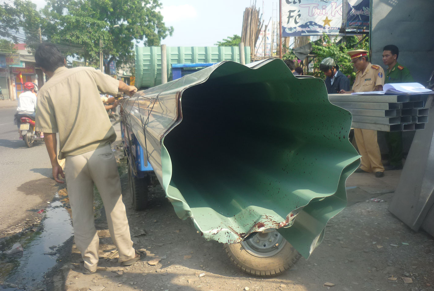  Sau tai nạn đầu cuộn t&ocirc;n đ&atilde; bọ m&oacute;p. 