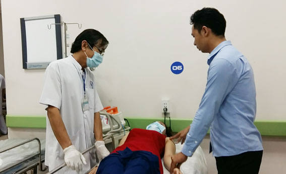 Các bác sĩ đang khám bệnh cho chị M. (Ngọc Thư)