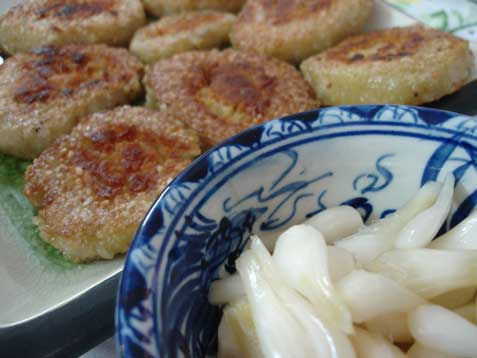 Bánh tét ciên ăn với củ kiệu