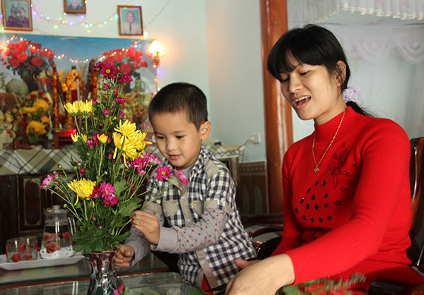 Chị Ngọc chuẩn bị trang ho&agrave;ng b&agrave;n thờ ng&agrave;y tết