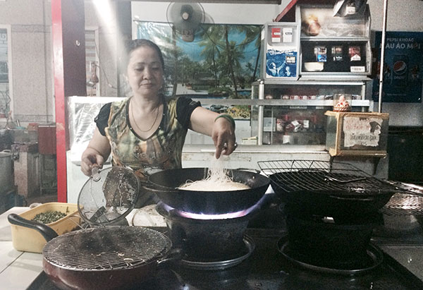 B&agrave; Diễm Th&uacute;y đang chế biến m&oacute;n ăn &ldquo;pizza hủ t&iacute;u&rdquo; tại l&ograve; hủ t&iacute;u S&aacute;u Ho&agrave;i