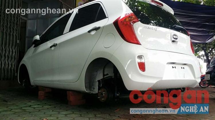 Chiếc xe ôtô bị kẻ gian tháo, lấy mất 4 bánh tại đường Nguyễn Du, TP Hà Tĩnh
