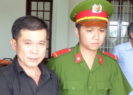 Không được ân ái, chồng chích điện vợ