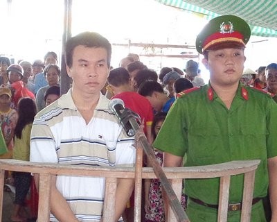 Bênh mẹ, đánh cha, tấn công công an, lãnh 2 năm tù