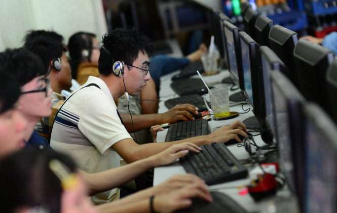 Người d&ugrave;ng đang đi&ecirc;n đầu v&igrave; tốc độ Internet &ldquo;r&ugrave;a b&ograve;&rdquo; - Ảnh: Thuận Thắng