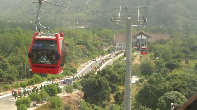 Dịch vụ c&aacute;p treo đ&atilde; gi&uacute;p du kh&aacute;ch c&oacute; nhiều lựa chọn hơn khi đến với n&uacute;i Cấm - Ảnh Bứu Đầu