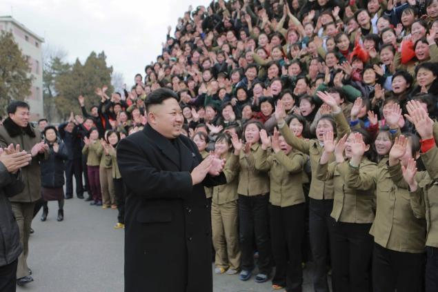 &Ocirc;ng Kim Jong-un nhận được nhiều sự ủng hộ của c&aacute;c nữ qu&acirc;n nh&acirc;n. Ảnh: KCNA