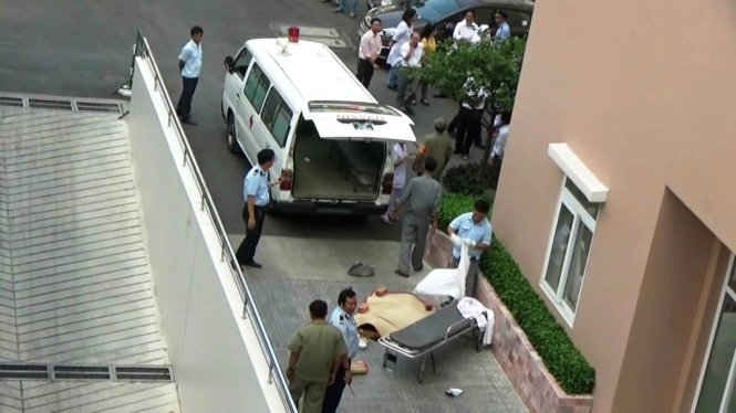 Xe cứu thương đến đưa thi thể nạn nhân đi - Ảnh : Đại Việt