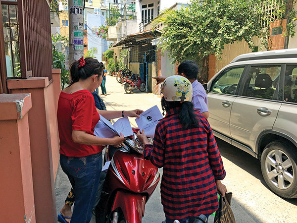 &ldquo;C&ograve;&rdquo;, chủ nh&agrave; v&agrave; kh&aacute;ch đang &ldquo;l&agrave;m gi&aacute;&rdquo;. Ảnh: H.K.