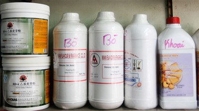 H&oacute;a chất kh&ocirc;ng r&otilde; nguồn gốc d&ugrave;ng để tẩm ướp thịt lợn sề thải loại th&agrave;nh thịt b&ograve; nhập ngoại.