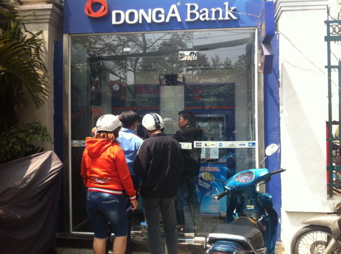 Chờ r&uacute;t tiền tại ATM tr&ecirc;n đường Nguyễn Văn Lu&ocirc;ng Q.6 - Ảnh: L&ecirc; Sơn