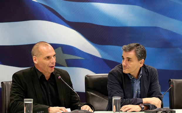Chuy&ecirc;n gia kinh tế Euclid Tsakalotos (phải) được bổ nhiệm l&agrave;m T&acirc;n Bộ trưởng T&agrave;i ch&iacute;nh Hy Lạp thay &ocirc;ng Yanis Varousfakis (tr&aacute;i). Ảnh: AP
