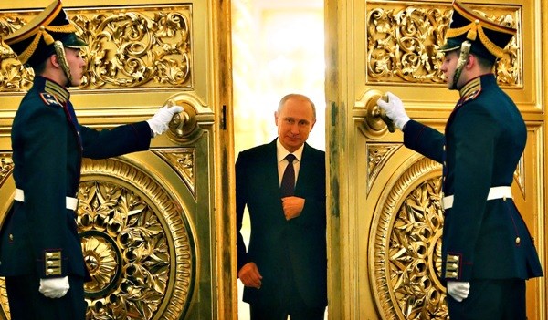 Sự vắng mặt của &ocirc;ng Putin trước c&ocirc;ng ch&uacute;ng đang g&acirc;y kh&aacute; nhiều lời đồn đo&aacute;n. Ảnh: blogs.ft.com