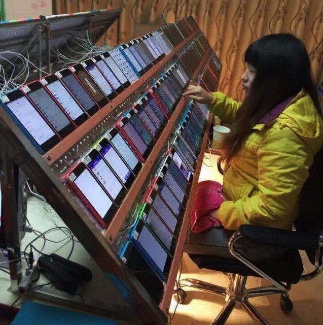 Bức ảnh này được đăng trên Weibo với nội dung: một ngày làm việc vất vả của công nhân tại cơ sở xếp hạng ảo ứng dụng.