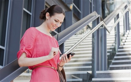 Thường xuy&ecirc;n sử dụng thiết bị di động sẽ khiến da sớm bị l&atilde;o h&oacute;a