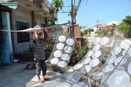 Thom ngon banh trang cuon tru danh dat Quang