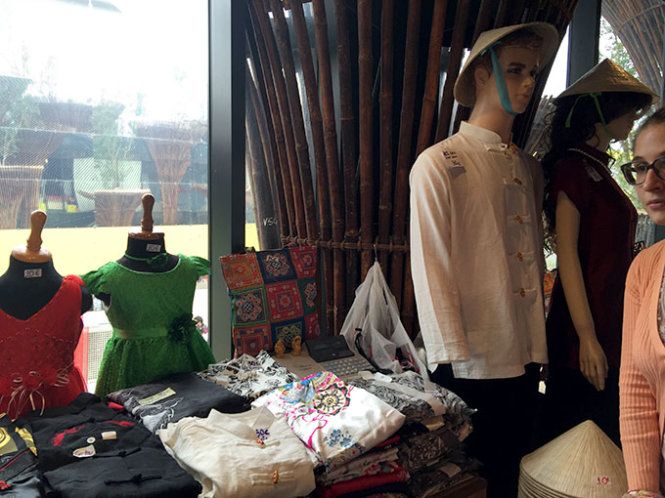 Trang phục nam, nữ tại Nh&agrave; Việt Nam ở Expo 2015 được thiết kế theo kiểu T&agrave;u - Ảnh: NGUYỄN THỊ KIỀU OANH