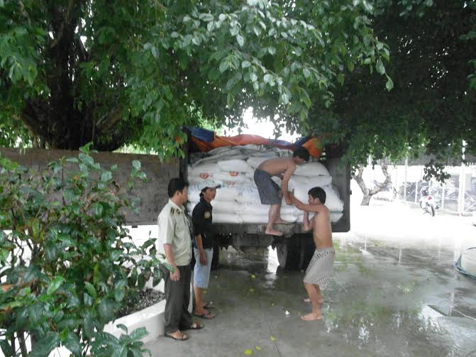 Chiếc xe máy cày và số đường cát nhập lậu bị tạm giữ tại Chi cục QLTT tỉnh.