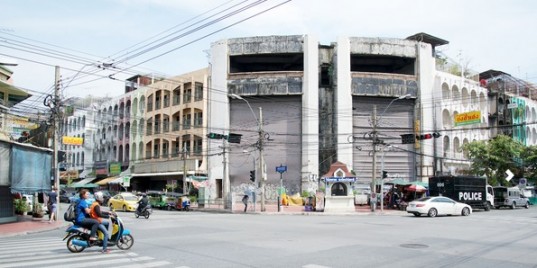Bangkok: Siêu thị bỏ hoang thành "ao" nuôi 3.000 con cá
