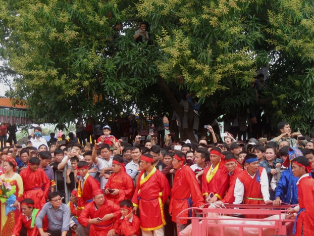 Khoảng g&acirc;̀n 12 giờ trưa, s&acirc;n đ&igrave;nh Thượng đã kín người d&acirc;n và khách tham quan