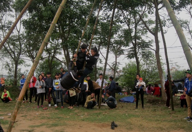 Ngoài ra, còn có những trò chơi d&acirc;n gian thu hút khá nhi&ecirc;̀u du khách tham quan. Ảnh: Tr&ograve; đ&aacute;nh đu