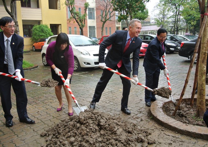 Trồng c&acirc;y lưu niệm trong trường. Đại sứ chia sẻ &ocirc;ng rất t&ocirc;n trọng truyền thống Tết trồng c&acirc;y m&ugrave;a xu&acirc;n do Hồ Chủ tịch khởi xướng