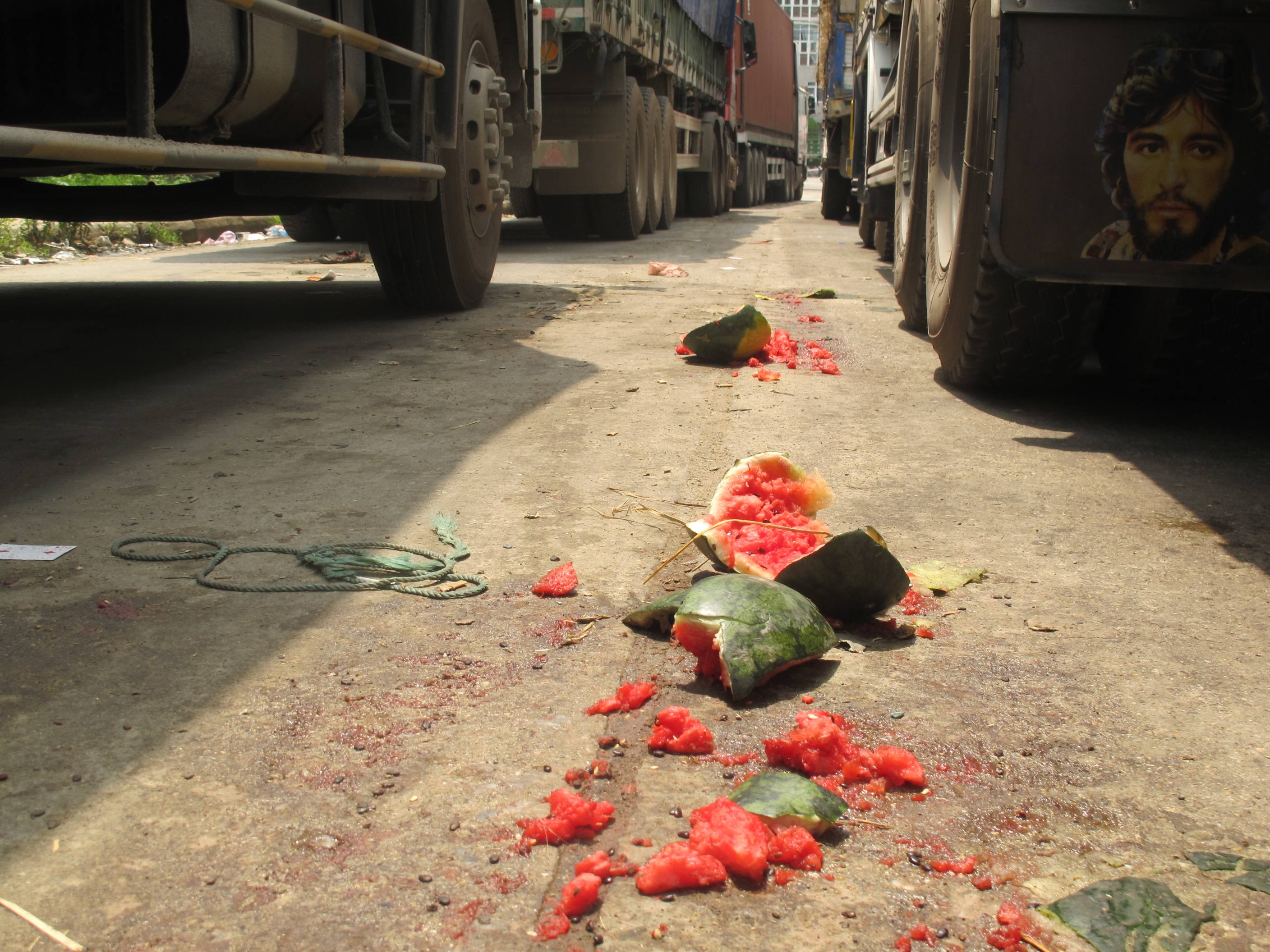 Dưa hấu bị hỏng vứt ngay b&ecirc;n h&agrave;ng xe đang chờ đợi..